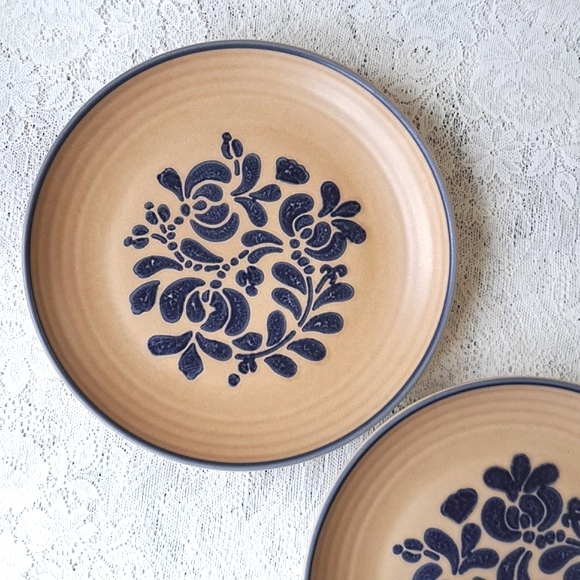 2 Vintage Pfaltzgraff Folk Art Dinner Plates 10" Castle Backstamp Farmhouse - Picture 5 of 14